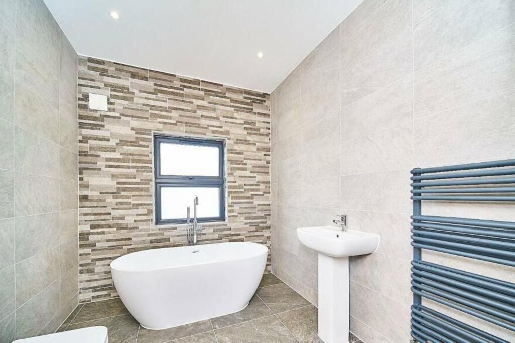 Spacious 4Br House, London, Sleeps 9, Parking Available Zewnętrze zdjęcie