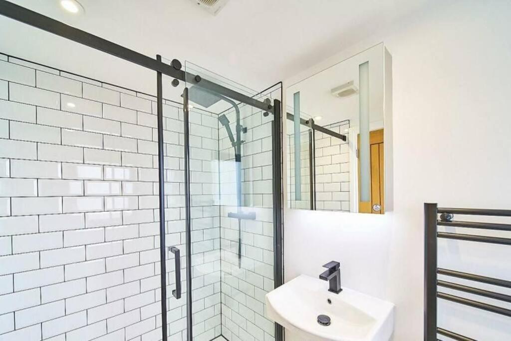 Spacious 4Br House, London, Sleeps 9, Parking Available Zewnętrze zdjęcie