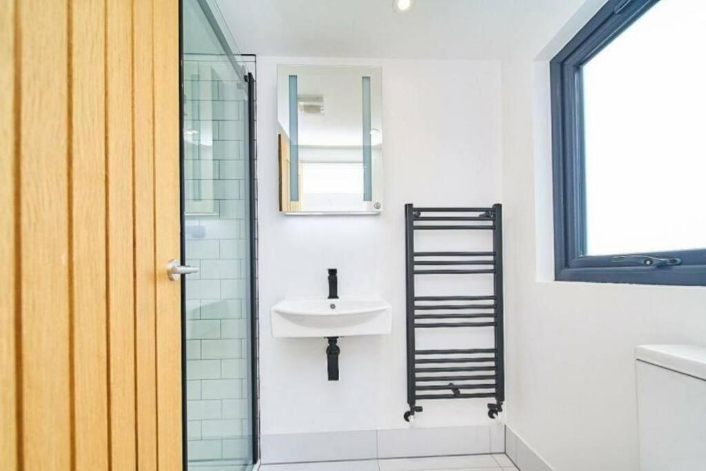 Spacious 4Br House, London, Sleeps 9, Parking Available Zewnętrze zdjęcie